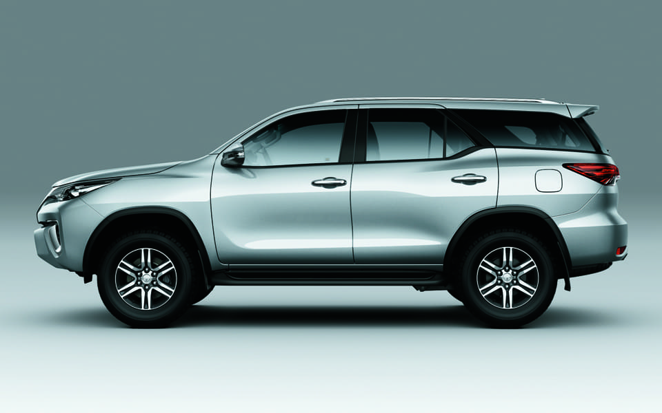 Toyota Fortuner 2018 Side view