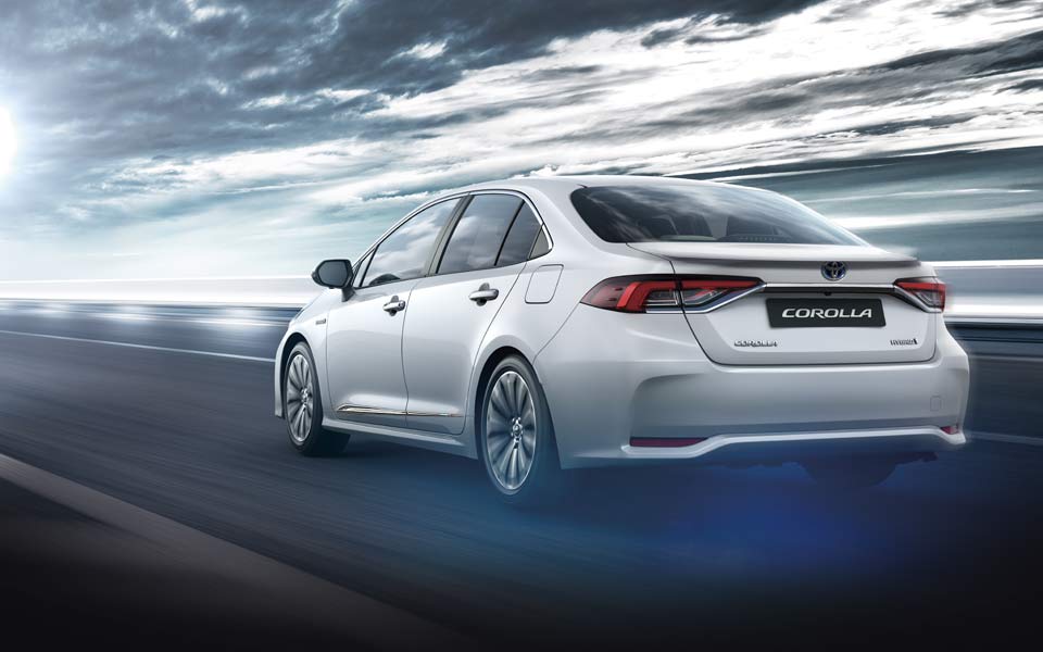 صورة جانبية لتويوتا كورولا لون أحمر ميكا معدني 2020